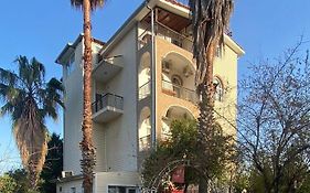 Felicity Hotel & Bungalows